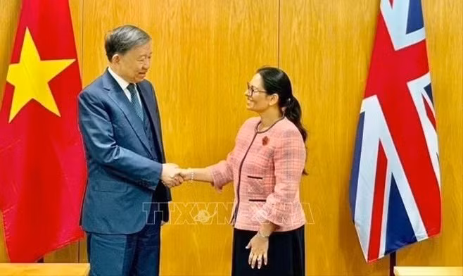 越南公安部部长苏林同英国内政大臣举行会谈 ảnh 1