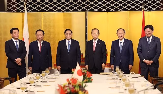 越南政府总理范明政会见日本前首相菅义伟和日越友好议员联盟主席二阶俊博 ảnh 2 越南政府总理范明政会见日本前首相菅义伟和日越友好议员联盟主席二阶俊博 ảnh 2
