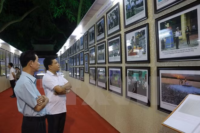 “黄沙和长沙群岛归属越南：历史证据和法律依据” 资料图片展在昆嵩省举行 ảnh 1