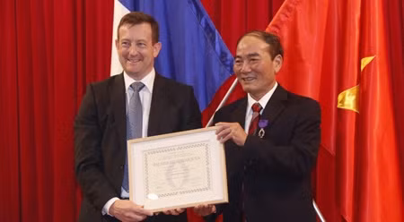 承天顺化省两名个人获法国学术界棕榈叶骑士勋章 ảnh 1