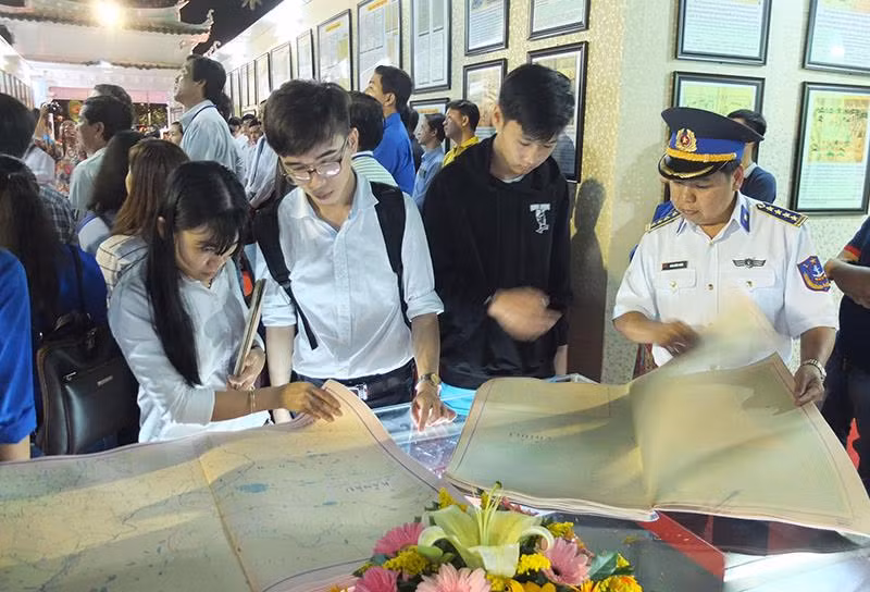 “黄沙和长沙归属越南—历史证据和法律依据”资料图片展在同塔省举行 ảnh 1 “黄沙和长沙归属越南—历史证据和法律依据”资料图片展在同塔省举行 ảnh 1