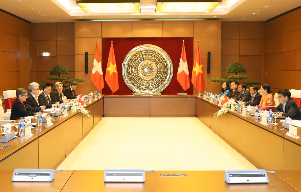 国会主席阮氏金银与瑞士联邦院议长伊沃·比绍夫贝尔格举行会谈 ảnh 2 国会主席阮氏金银与瑞士联邦院议长伊沃·比绍夫贝尔格举行会谈 ảnh 2