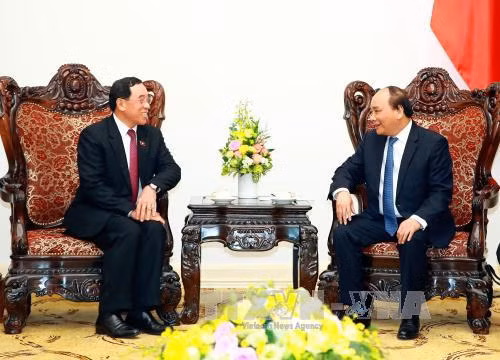 越南政府总理阮春福会见老挝公共工程与运输部长 ảnh 1 越南政府总理阮春福会见老挝公共工程与运输部长 ảnh 1