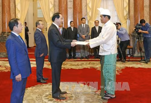 越南国家主席陈大光接受六国大使递交的国书 ảnh 4 越南国家主席陈大光接受六国大使递交的国书 ảnh 4