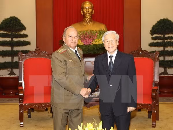 越共中央总书记阮富仲会见古巴革命武装力量部部长 ảnh 1 越共中央总书记阮富仲会见古巴革命武装力量部部长 ảnh 1