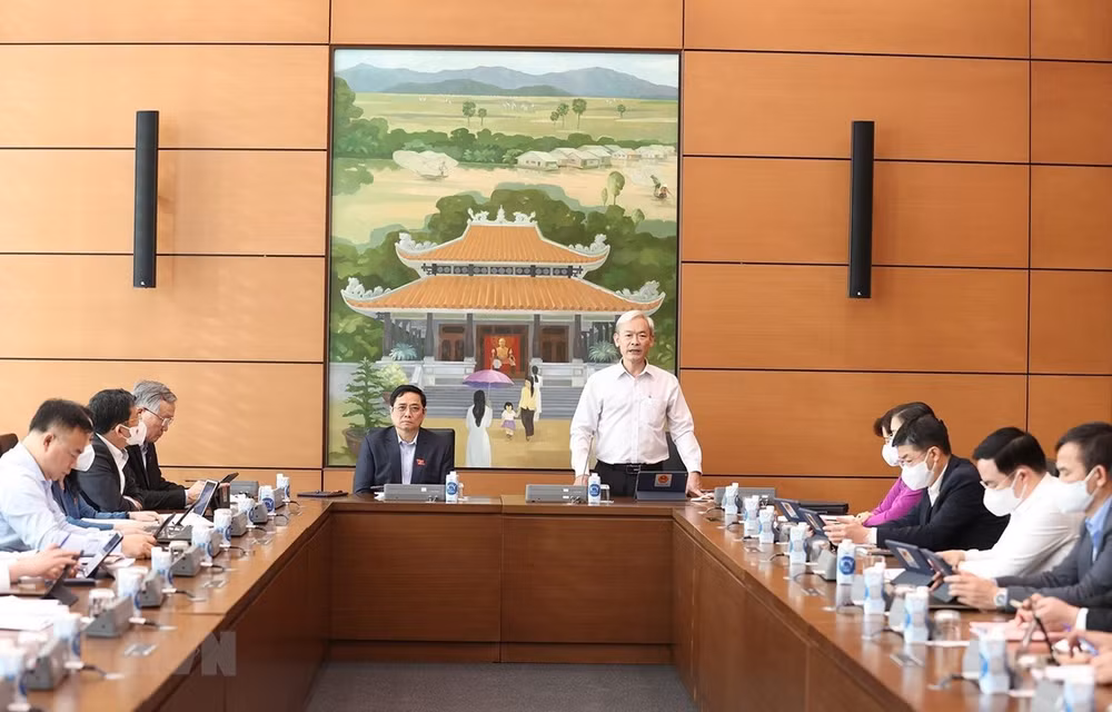 越南第十五届国会第二次会议：国会代表就经济社会问题和两部法律草案进行分组讨论 ảnh 1