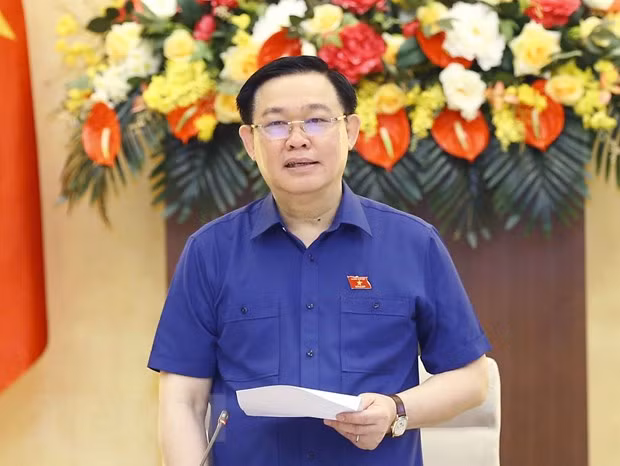 国会主席王廷惠: 胡志明市经济大学需继续率先实施培训和科研创新 ảnh 1