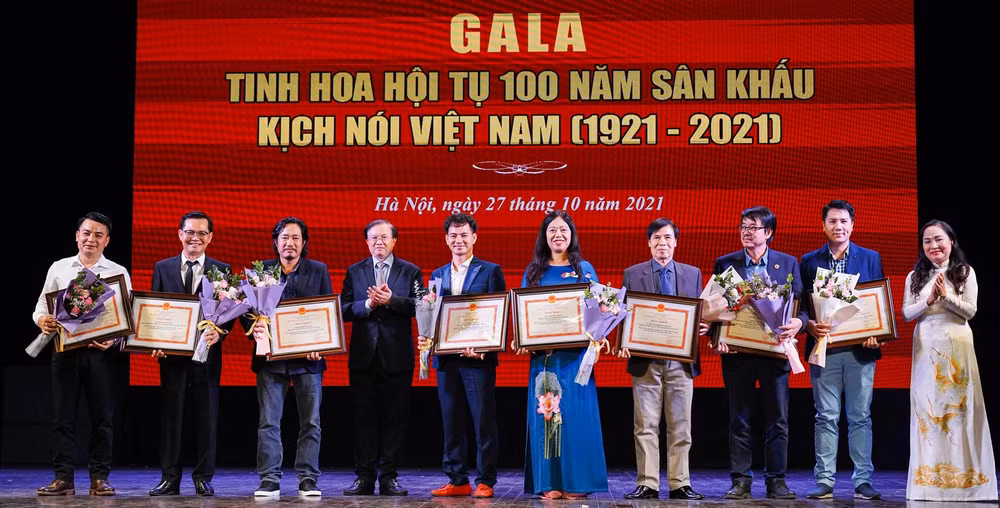 越南话剧百年精华汇聚晚会在河内大剧院举行 ảnh 2 越南话剧百年精华汇聚晚会在河内大剧院举行 ảnh 2