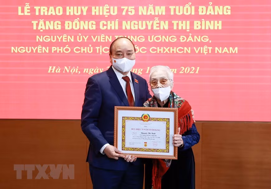 越南国家主席阮春福向原国家副主席阮氏萍授予75年党龄纪念章 ảnh 2 越南国家主席阮春福向原国家副主席阮氏萍授予75年党龄纪念章 ảnh 2