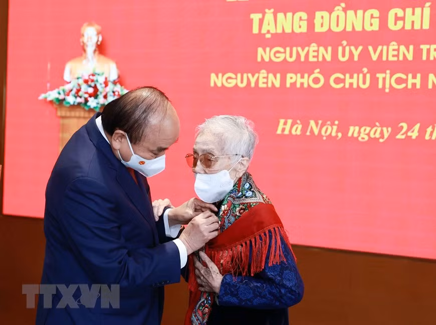 越南国家主席阮春福向原国家副主席阮氏萍授予75年党龄纪念章 ảnh 1 越南国家主席阮春福向原国家副主席阮氏萍授予75年党龄纪念章 ảnh 1