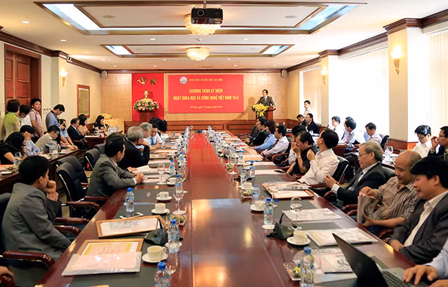 越南河内国家大学向10项科技工程颁发奖励 ảnh 1 越南河内国家大学向10项科技工程颁发奖励 ảnh 1