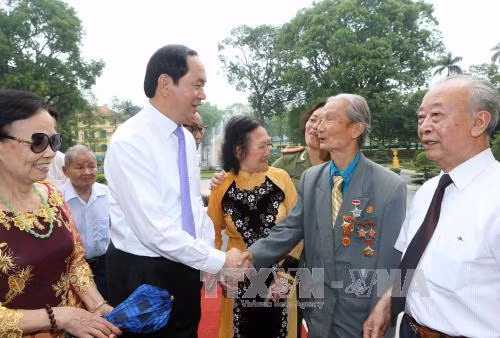 国家主席陈大光与曾服务和保卫胡志明主席的干部战士会面 ảnh 1 国家主席陈大光与曾服务和保卫胡志明主席的干部战士会面 ảnh 1