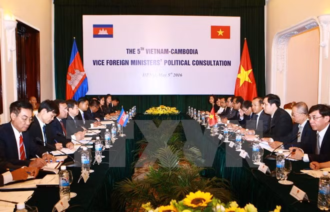 柬埔寨外交与国际合作部国务秘书翁肖恩拜会越南政府副总理兼外交部长范平明 ảnh 1