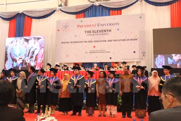 印尼总统大学为越南等国留学生举行毕业典礼 ảnh 1 印尼总统大学为越南等国留学生举行毕业典礼 ảnh 1