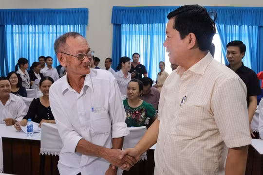 胡志明市委书记丁罗升会见该市选民 ảnh 1