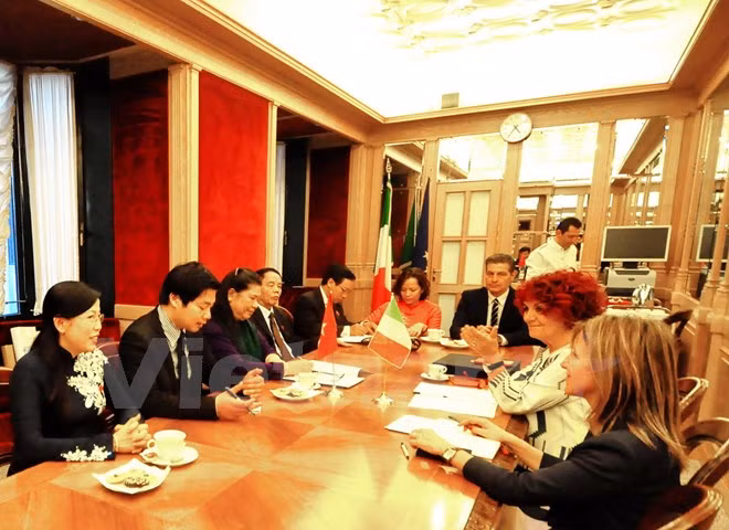 越南国会副主席丛氏放与意大利参议院副议长瓦莱里娅•费代利举行会谈 ảnh 1 越南国会副主席丛氏放与意大利参议院副议长瓦莱里娅•费代利举行会谈 ảnh 1