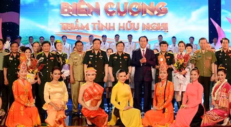 越南国家主席陈大光出席“友情满边疆”交流晚会 ảnh 2 越南国家主席陈大光出席“友情满边疆”交流晚会 ảnh 2