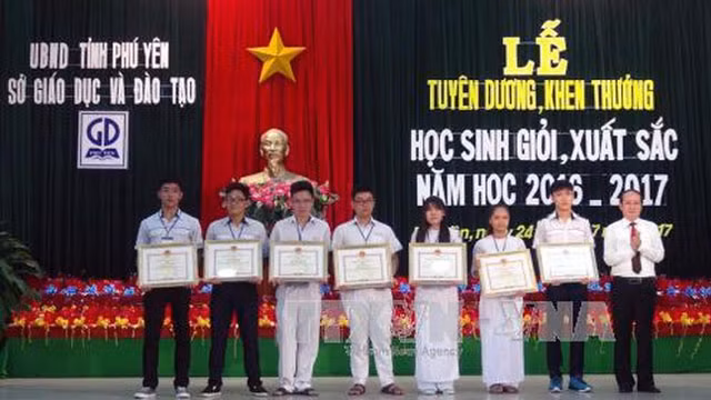 越南富安省300逾名优秀学生获得表彰 ảnh 1