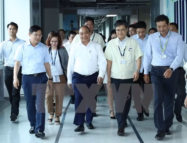 越南政府总理阮春福走访太原越南三星电子公司 ảnh 1