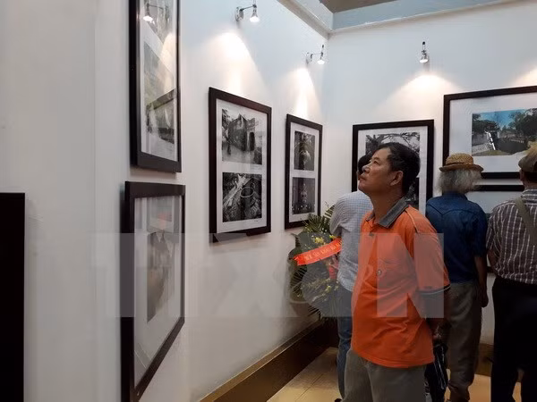 “与首都发展并行的昔日河内建筑”摄影图片展在河内开展 ảnh 1