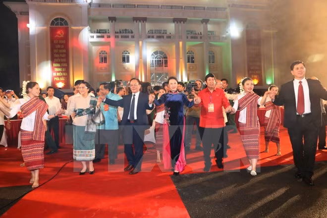 越老建交55周年：群众文艺联欢会和民族传统服装秀在山罗省拉开序幕 ảnh 1
