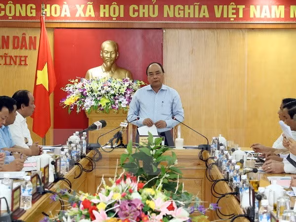 越南政府总理阮春福视察台塑河静钢铁厂废水处理设施和生产线 ảnh 1