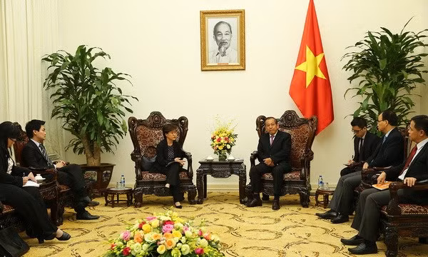 政府常务副总理张和平会见新加坡驻越大使凯瑟琳 ảnh 1