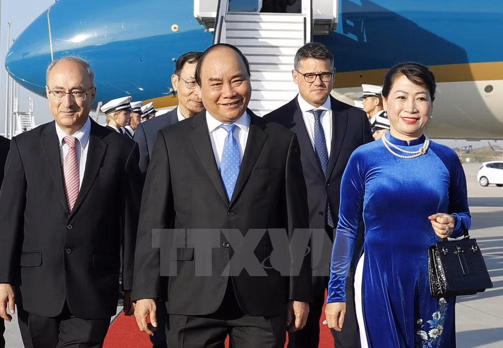 阮春福总理抵达法兰克福 开始对德国进行工作访问 ảnh 1 阮春福总理抵达法兰克福 开始对德国进行工作访问 ảnh 1