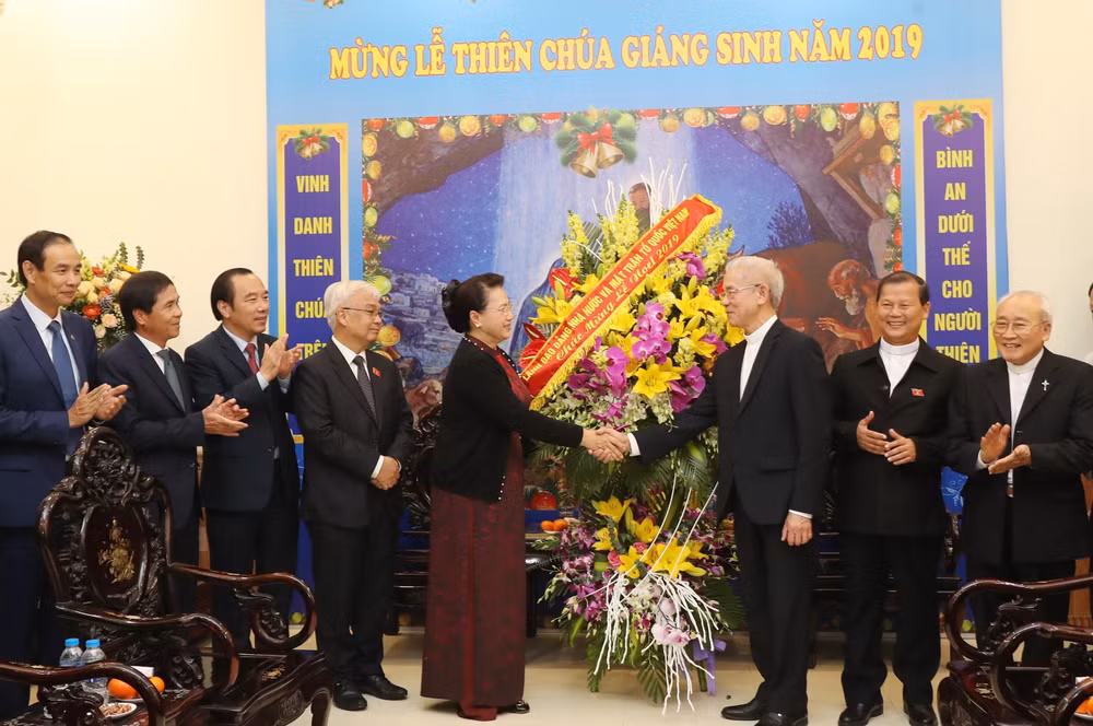 2019年圣诞节来临之际:国会主席阮氏金银造访越南天主教团结委员会 ảnh 1 2019年圣诞节来临之际:国会主席阮氏金银造访越南天主教团结委员会 ảnh 1