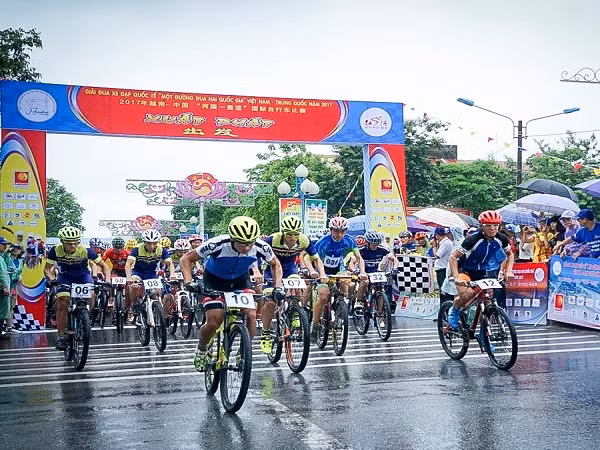 2019年越南·老街与中国·红河“两国一赛道”国际自行车赛结束 ảnh 3 2019年越南·老街与中国·红河“两国一赛道”国际自行车赛结束 ảnh 3