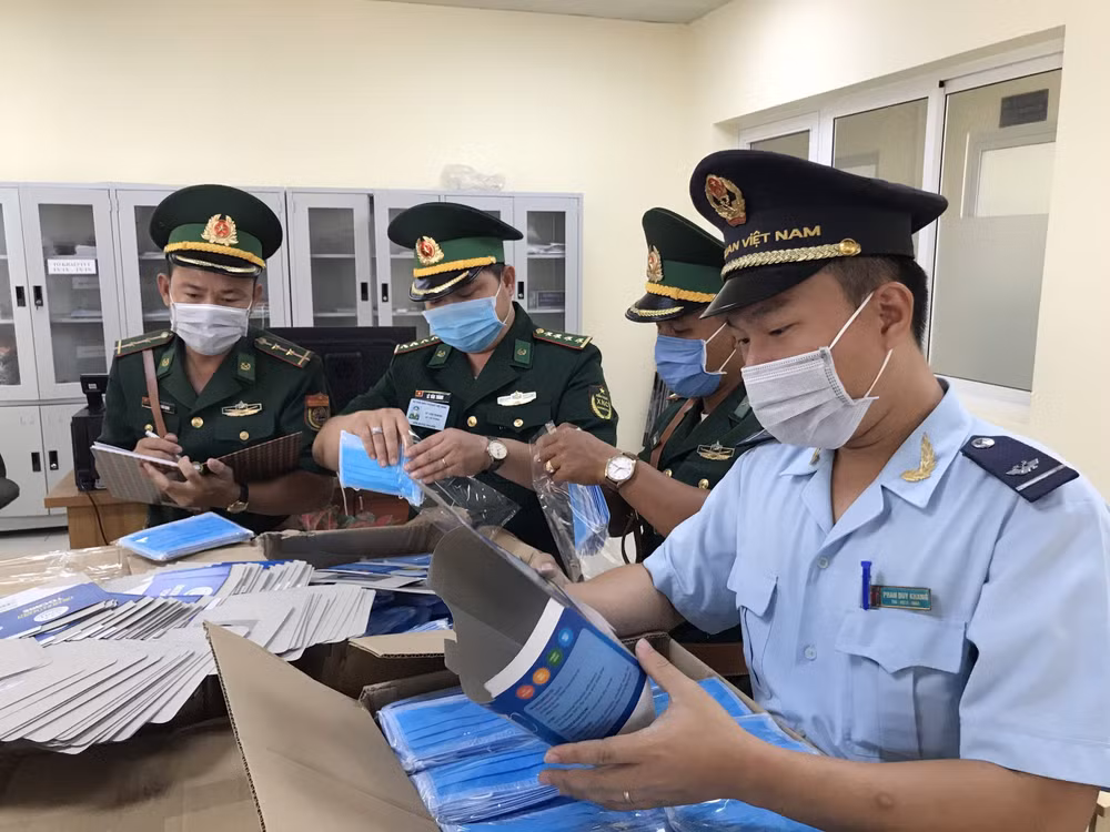 安江省破获一起口罩走私柬埔寨案 ảnh 1