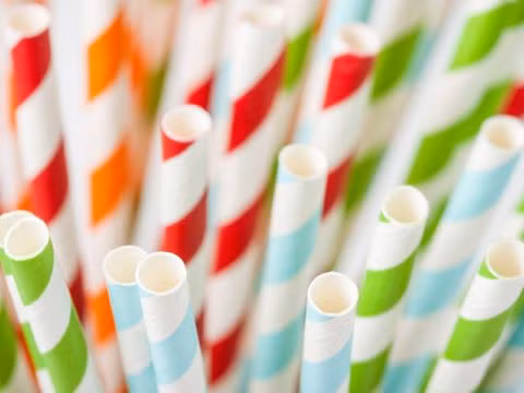 雀巢（越南）投入使用替代一次性塑料吸管的纸吸管 ảnh 1