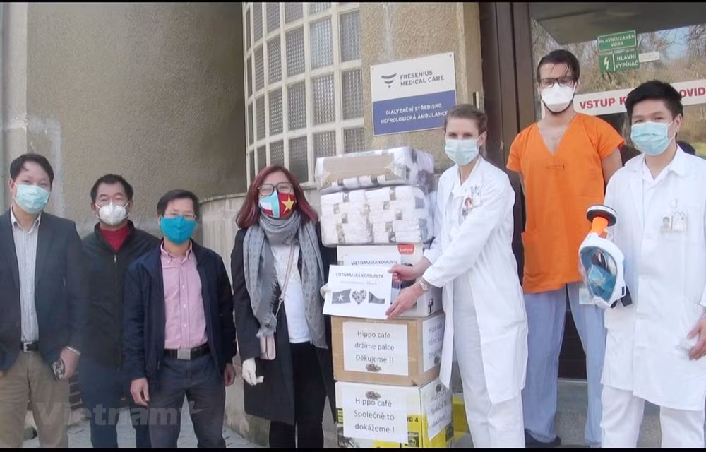 旅德和旅捷越南人同驻在国人民和政府携手努力应对疫情 ảnh 3