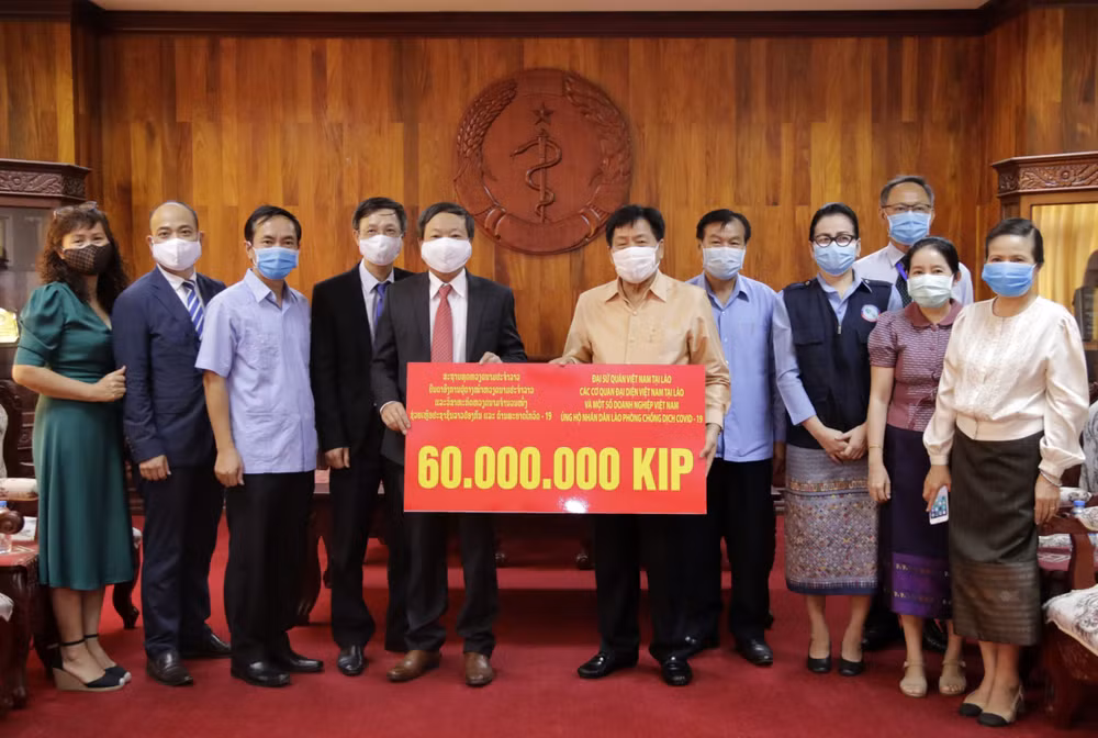 老挝卫生部部长： 不管遇到任何困难越南都与老挝人民共同分担困难 ảnh 1