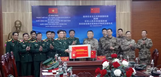 越南国防部向部分国家军队捐赠总值为近190亿越盾的医疗物资援 ảnh 1