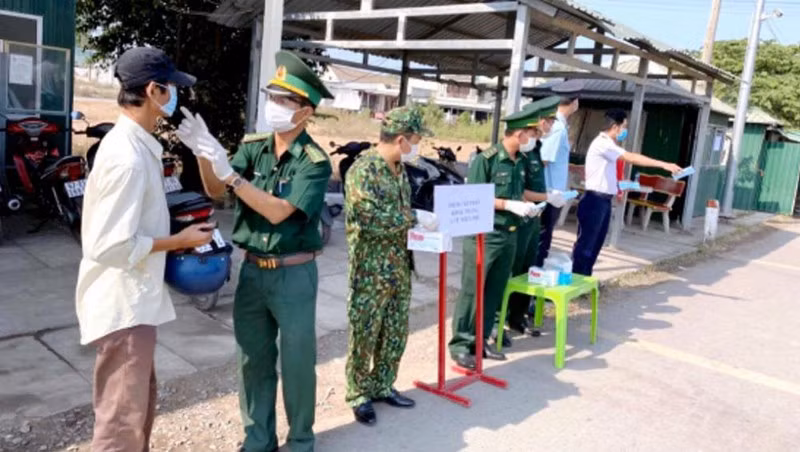 军队做好疫情防控第一线和保卫祖国双重任务 ảnh 2 军队做好疫情防控第一线和保卫祖国双重任务 ảnh 2