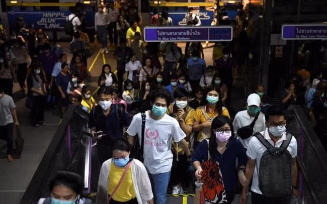 泰国警方从严处理违反宵禁命令人员 ảnh 1
