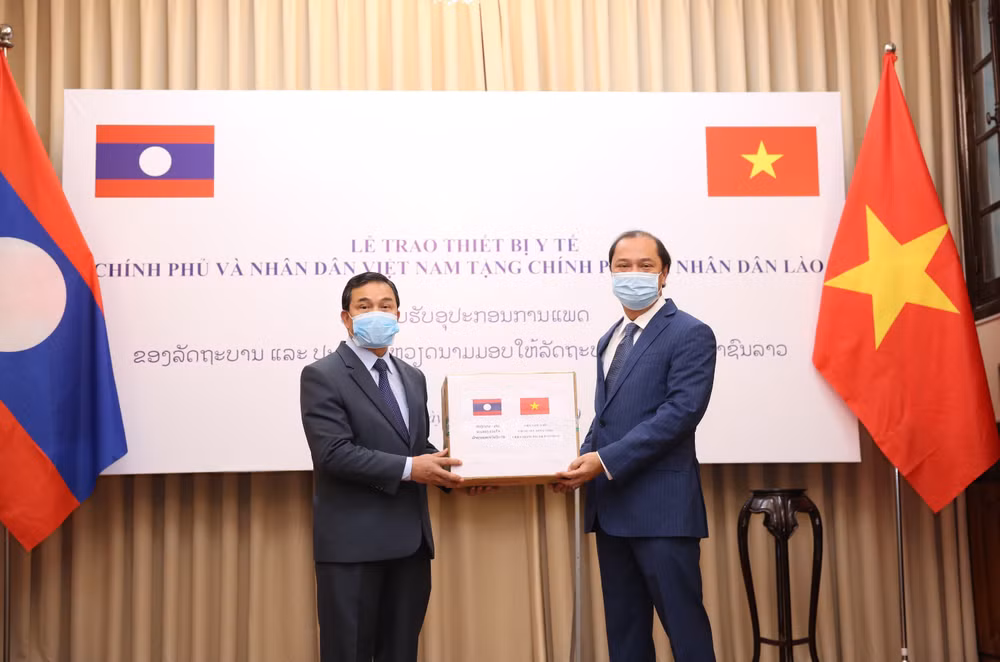越南捐赠老挝和柬埔寨医疗设备及物资 越航将其运送到老柬两国 ảnh 2 越南捐赠老挝和柬埔寨医疗设备及物资 越航将其运送到老柬两国 ảnh 2