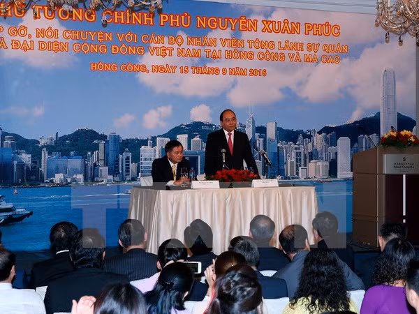 阮春福总理走访越南驻中国香港与澳门总领事馆 ảnh 1