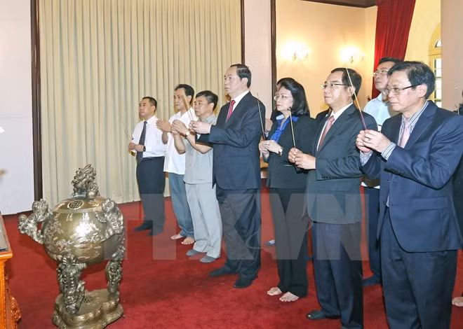 越南国家主席陈大光敬香缅怀胡志明主席 ảnh 1 越南国家主席陈大光敬香缅怀胡志明主席 ảnh 1