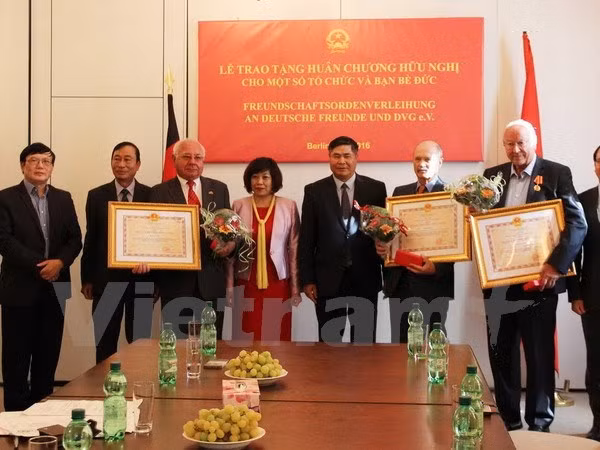 越南向部分德国友人和组织授予友好勋章 ảnh 1 越南向部分德国友人和组织授予友好勋章 ảnh 1