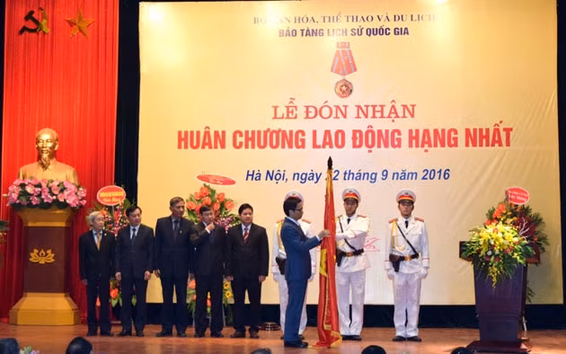 越南政府副总理武德儋向国家历史博物馆授予一级劳动勋章 ảnh 1 越南政府副总理武德儋向国家历史博物馆授予一级劳动勋章 ảnh 1