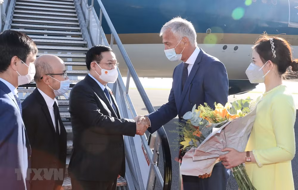 越南国会主席王廷惠抵达比利时 开始欧洲议会和比利时访问之行 ảnh 1