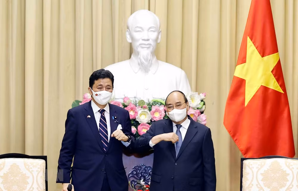 越南国家主席阮春福会见日本防卫大臣岸信夫 ảnh 1