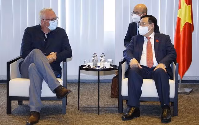  越南国会主席王廷惠会见比利时工人党主席彼得·梅尔滕斯 ảnh 1