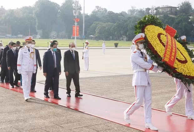 越南国庆76周年:党和国家领导入陵瞻仰胡志明主席遗容 ảnh 1 越南国庆76周年:党和国家领导入陵瞻仰胡志明主席遗容 ảnh 1