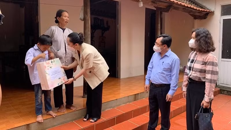 河内市向特困学生捐赠电脑 ảnh 1