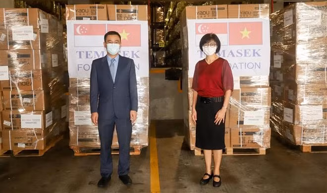 越南驻新加坡大使馆接收淡马锡基金会援越的首批抗疫物资 ảnh 1