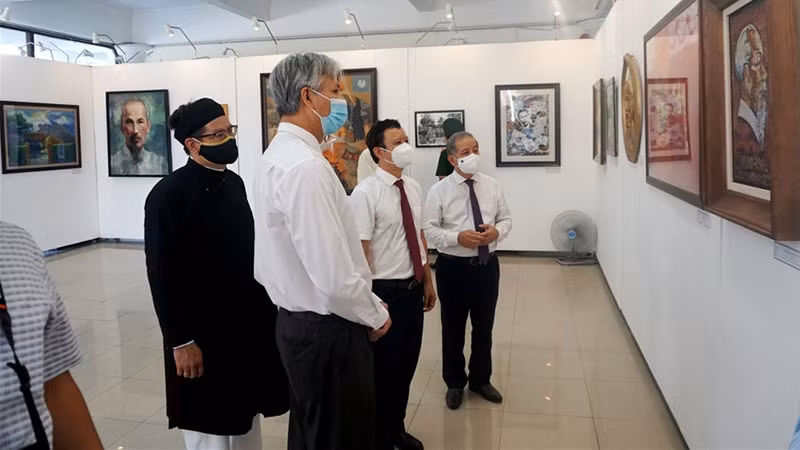 “胡伯伯——民族灵魂结晶”美术展在顺化市开展 ảnh 1 “胡伯伯——民族灵魂结晶”美术展在顺化市开展 ảnh 1