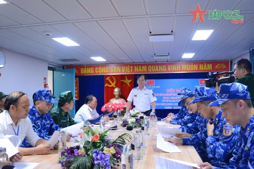 越中海警在北部湾分界线邻近海域进行联合巡逻 ảnh 1